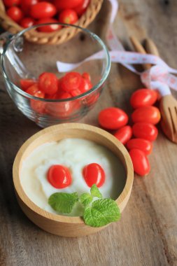 Yoğurtlu taze domates