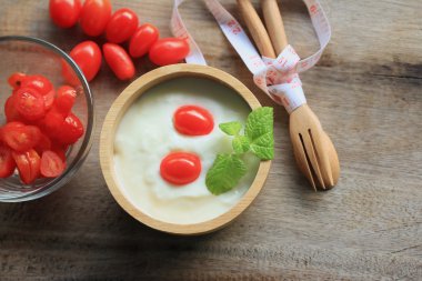 Yoğurtlu taze domates