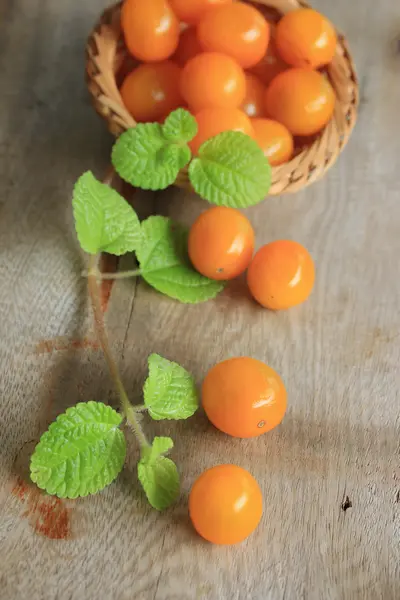 Gula tomater med mynta blad — Stockfoto