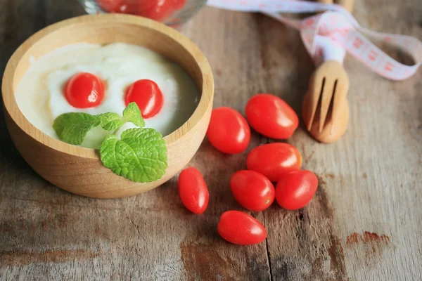 Joghurt mit frischen Tomaten — Stockfoto