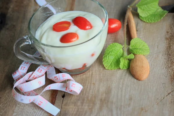 Yogurt with fresh tomatoes — Stock Photo, Image