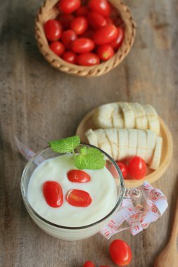 Yoğurtlu taze domates