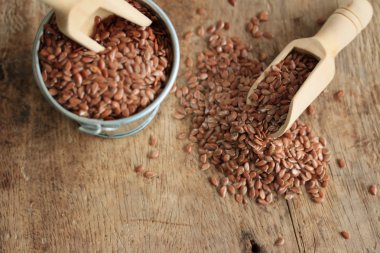 Ahşap arka plan üzerinde keten tohumu