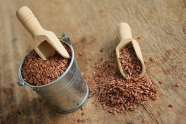 Ahşap arka plan üzerinde keten tohumu