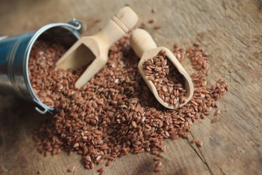 Ahşap arka plan üzerinde keten tohumu