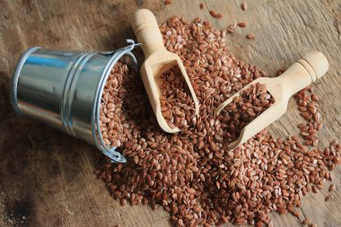 Ahşap arka plan üzerinde keten tohumu