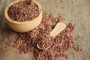 Ahşap arka plan üzerinde keten tohumu