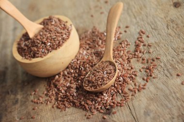 Ahşap arka plan üzerinde keten tohumu