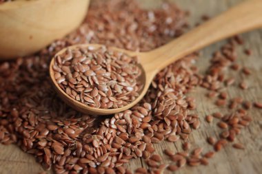 Ahşap arka plan üzerinde keten tohumu