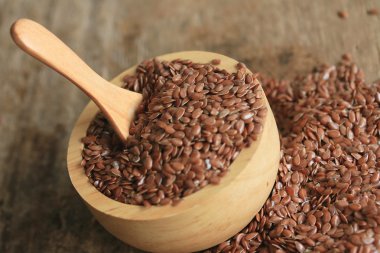 Ahşap arka plan üzerinde keten tohumu