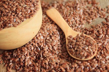 Ahşap arka plan üzerinde keten tohumu