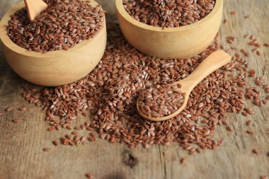 Ahşap arka plan üzerinde keten tohumu