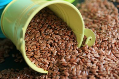 Ahşap arka plan üzerinde keten tohumu