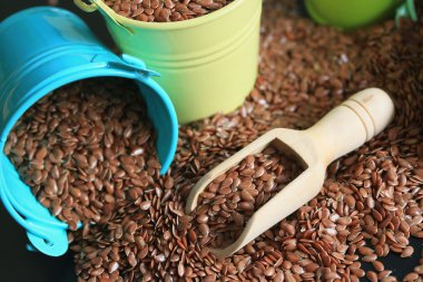 Ahşap arka plan üzerinde keten tohumu