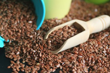 Ahşap arka plan üzerinde keten tohumu