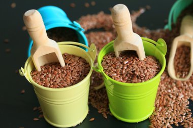 Ahşap arka plan üzerinde keten tohumu