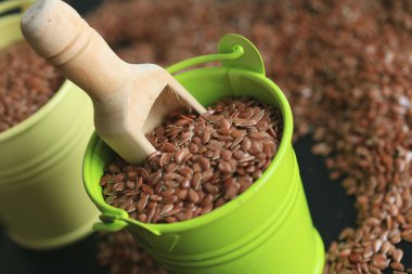 Ahşap arka plan üzerinde keten tohumu