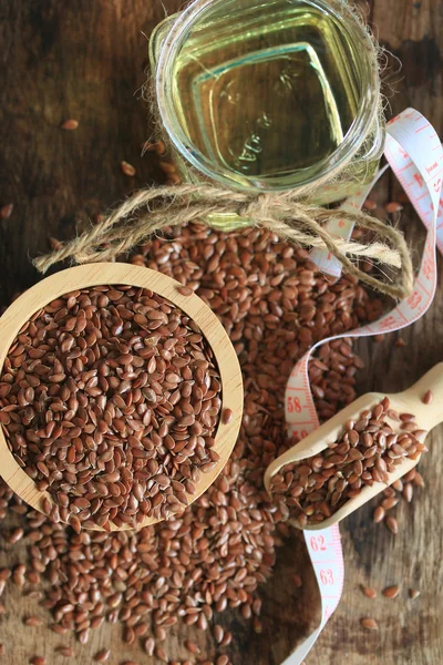 Linseed oil and flax seeds — Stock Photo, Image