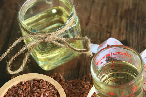 Aceite de linaza y semillas de lino — Foto de Stock