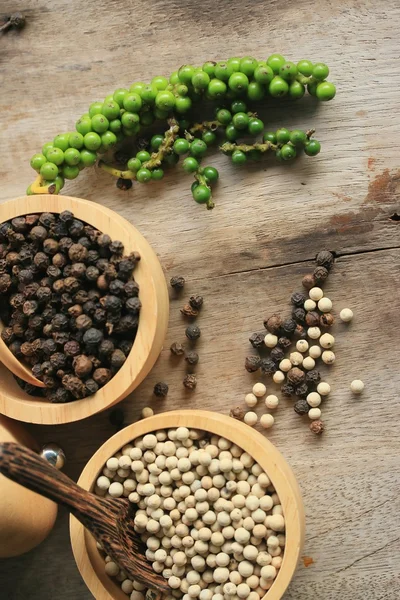 Semillas verdes con pimienta seca — Foto de Stock