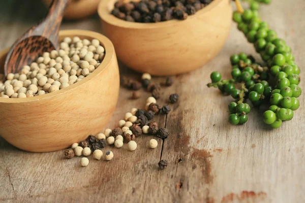 Semillas verdes con pimienta seca — Foto de Stock