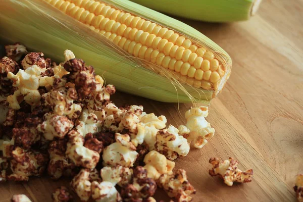 Tasty popcorn and fresh corn — Stock Photo, Image