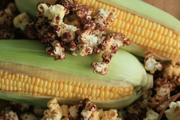 Mumsiga popcorn och färsk majs — Stockfoto