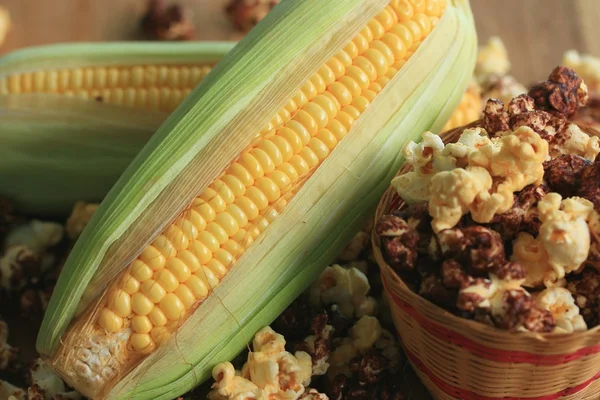 Tasty popcorn and fresh corn — Stock Photo, Image