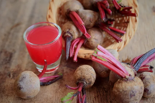 Remolacha fresca y jugos — Foto de Stock