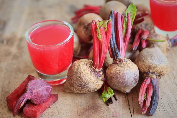 Remolacha fresca y jugos — Foto de Stock