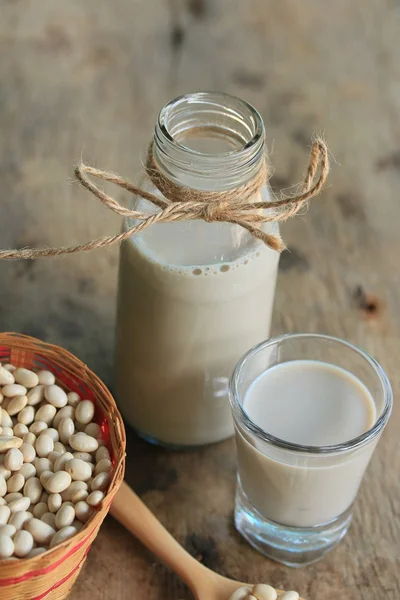 Vita kidneybönor med mjölk — Stockfoto