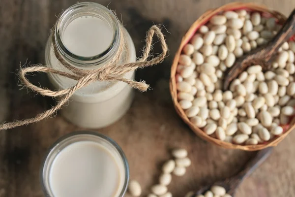 Weiße Nierenbohne mit Milch — Stockfoto