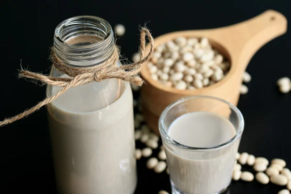 ミルクと白インゲン豆 — ストック写真
