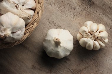 ahşap arka plan üzerinde yığın sarımsak