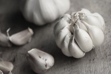 ahşap arka plan üzerinde yığın sarımsak