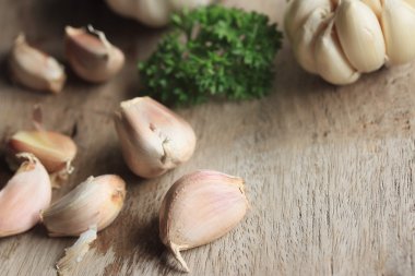 ahşap arka plan üzerinde yığın sarımsak