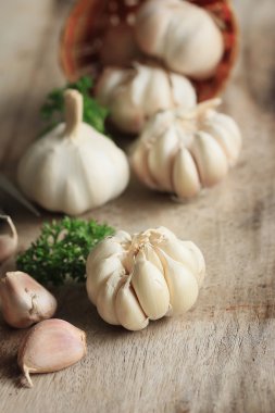 ahşap arka plan üzerinde yığın sarımsak