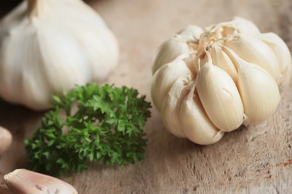 Heap garlic on wood background — Stock Photo, Image