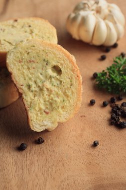 Ekmek sarımsak tereyağı ile