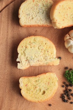 Ekmek sarımsak tereyağı ile