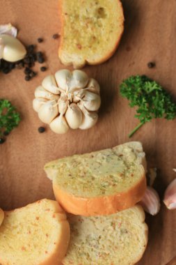 Ekmek sarımsak tereyağı ile