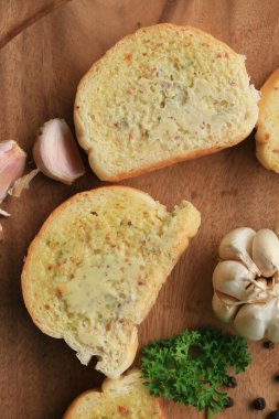 Ekmek sarımsak tereyağı ile