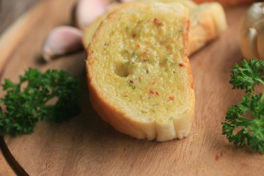 Ekmek sarımsak tereyağı ile