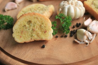 Ekmek sarımsak tereyağı ile
