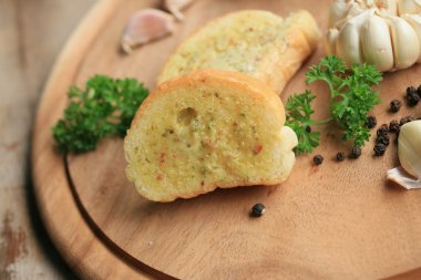 Ekmek sarımsak tereyağı ile