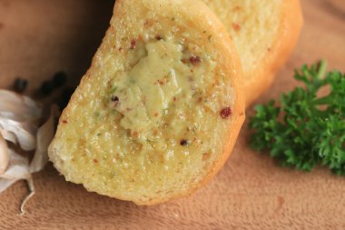 Ekmek sarımsak tereyağı ile