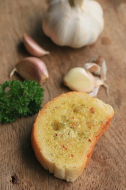 Ekmek sarımsak tereyağı ile