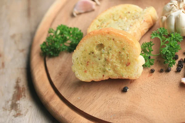 Ekmek sarımsak tereyağı ile