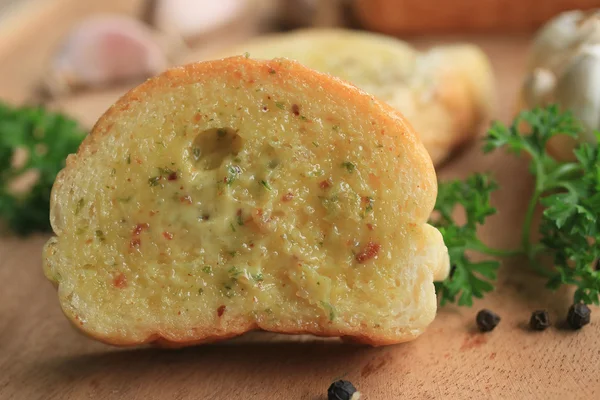 Ekmek sarımsak tereyağı ile