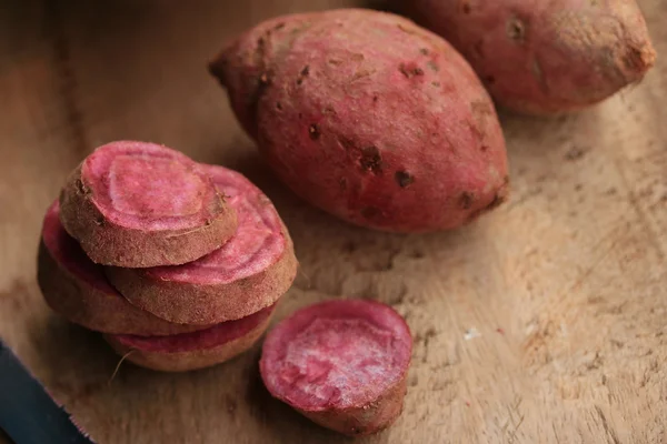 Frische Süßkartoffeln süß rot — Stockfoto